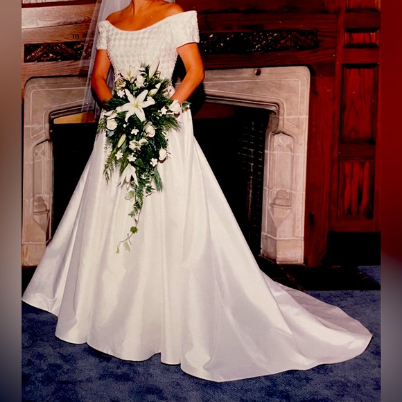 Silk Wedding dress and veil. - Picture 1 of 10